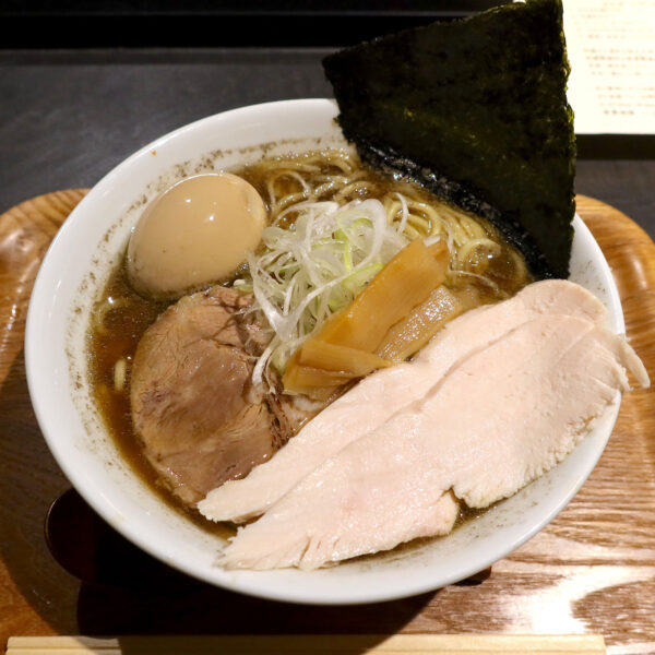 煮干し醤油らーめん（1,000円）＋味玉（100円）＋鶏むね肉燻製チャーシュー（100円）