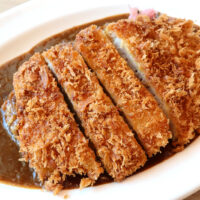 沖縄で唯一のロイヤルホストで沖縄オリジナルのやんばる島豚あぐーカツカレー