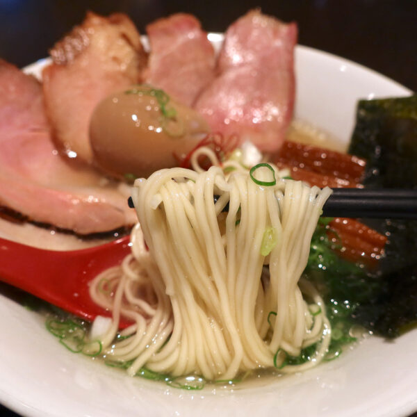 白く美しい細麺