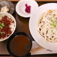 東京「伊勢角屋麦酒 八重洲店」で伊勢うどんとミニ丼＋ビール