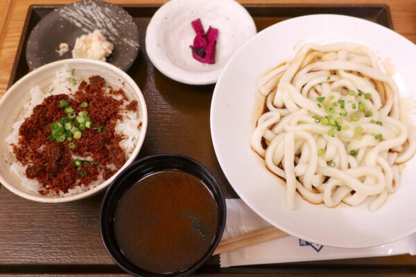 東京「伊勢角屋麦酒 八重洲店」で伊勢うどんとミニ丼＋ビール