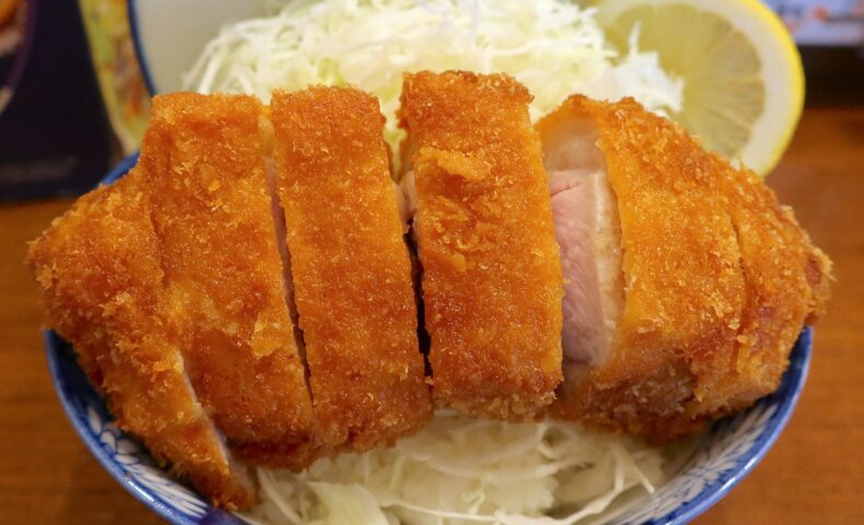 新しくなっていた久茂地「やまびし」で厚切り山梨かつ丼