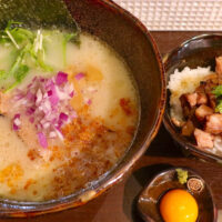 那覇・久米「麺屋 おがわら」で鶏白湯ラーメン どんぶりセット（チャーシュー丼）