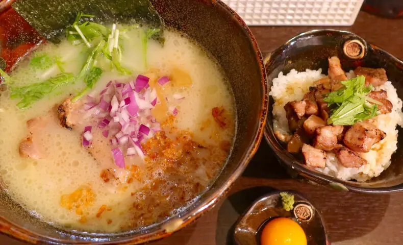 那覇・久米「麺屋 おがわら」で鶏白湯ラーメン どんぶりセット（チャーシュー丼）