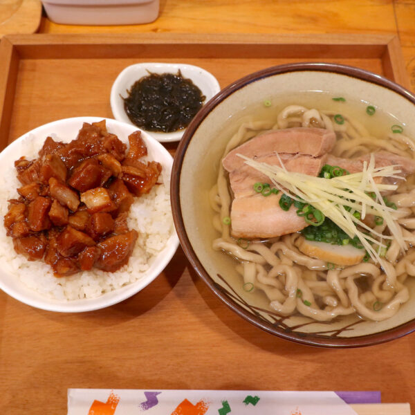 沖縄そば（800円）＆油みそごはん（200円）