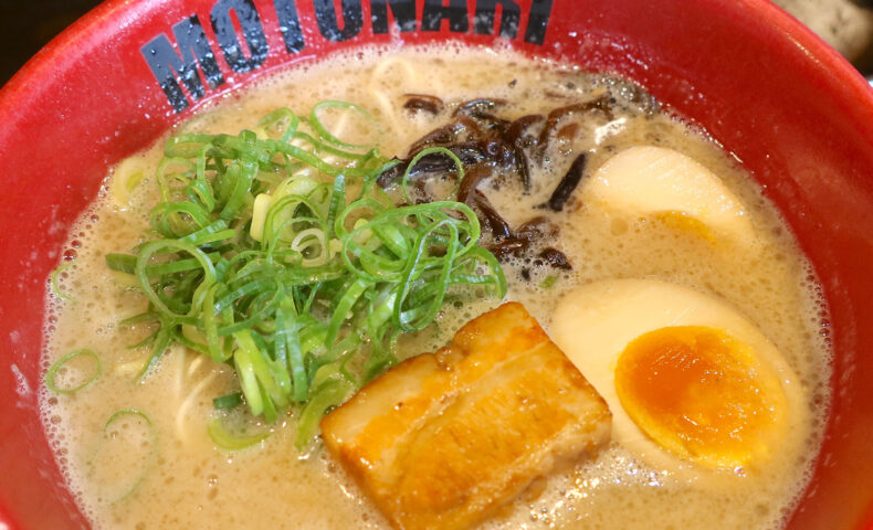 那覇「麺や偶 もとなり 銘苅店」で玉子もとなりラーメン＋魚粉