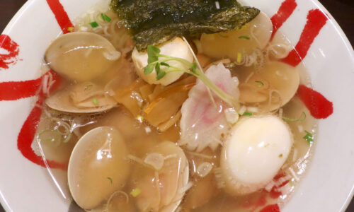 沖縄・北谷「函館麺厨房 あじさい」で特・塩ラーメン ハマグリトッピング