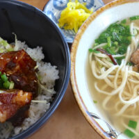 那覇「本家 亀そば 港町本店」でトロトロ軟骨丼定食