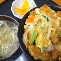 浦添のローカル食堂「はつみ食堂」でジュワうまな沖縄カツ丼