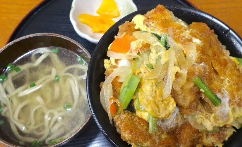 浦添のローカル食堂「はつみ食堂」でジュワうまな沖縄カツ丼