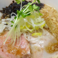 那覇「ラーメン 志のわ」で背脂醤油ラーメン＋バラ海苔