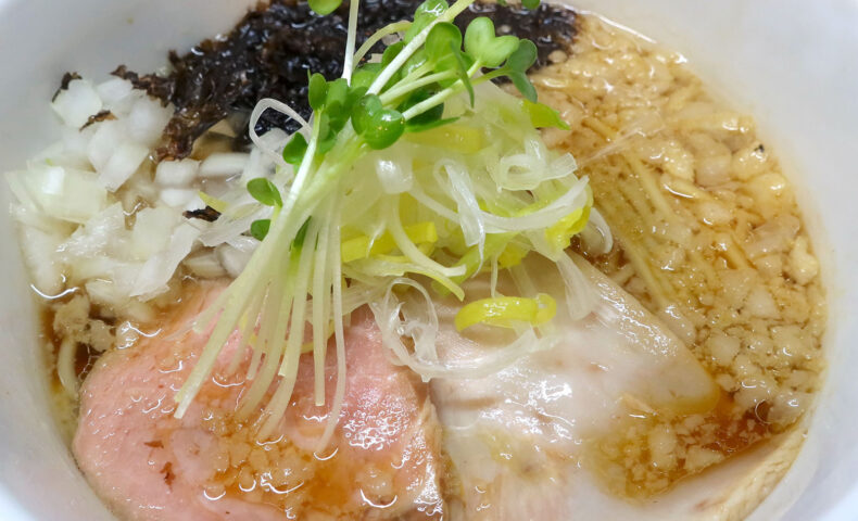 那覇「ラーメン 志のわ」で背脂醤油ラーメン＋バラ海苔