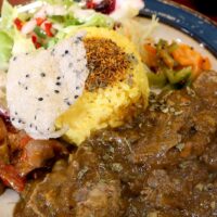 那覇「タマニカレー」でトロットロのお肉がうまい牛すじデミグラスカレー