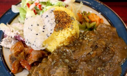 那覇「タマニカレー」でトロットロのお肉がうまい牛すじデミグラスカレー