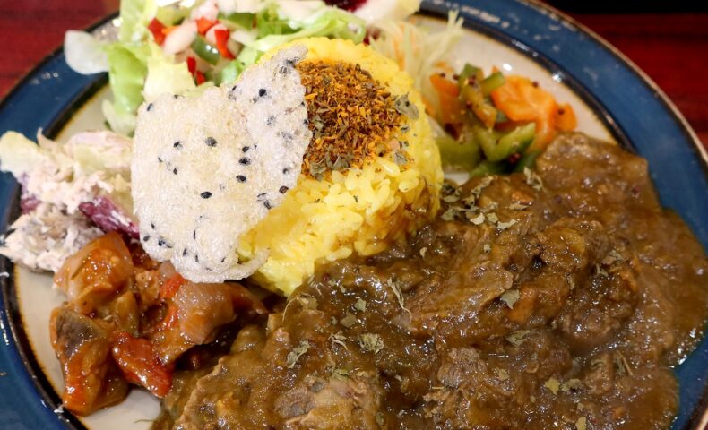 那覇「タマニカレー」でトロットロのお肉がうまい牛すじデミグラスカレー