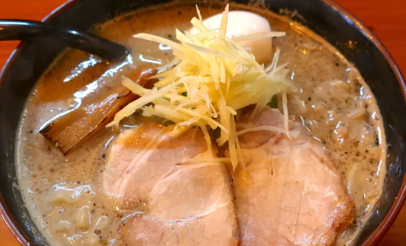 那覇・壺川「札幌飛燕 那覇店」でマンスリー・ガツンと香り立つ！生姜塩ラーメン