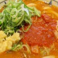 浦添「丸亀製麺」で限定・俺たちのトマト豚汁うどん＋野菜かき揚げ＆いか天