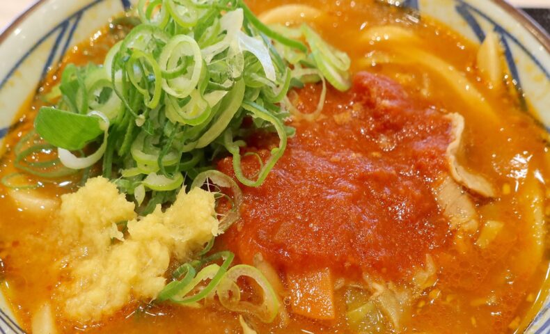 浦添「丸亀製麺」で限定・俺たちのトマト豚汁うどん＋野菜かき揚げ＆いか天