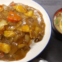 沖縄のローカル食堂「すずらん食堂」で具材ゴロゴロ、牛スジがうまいカツカレー