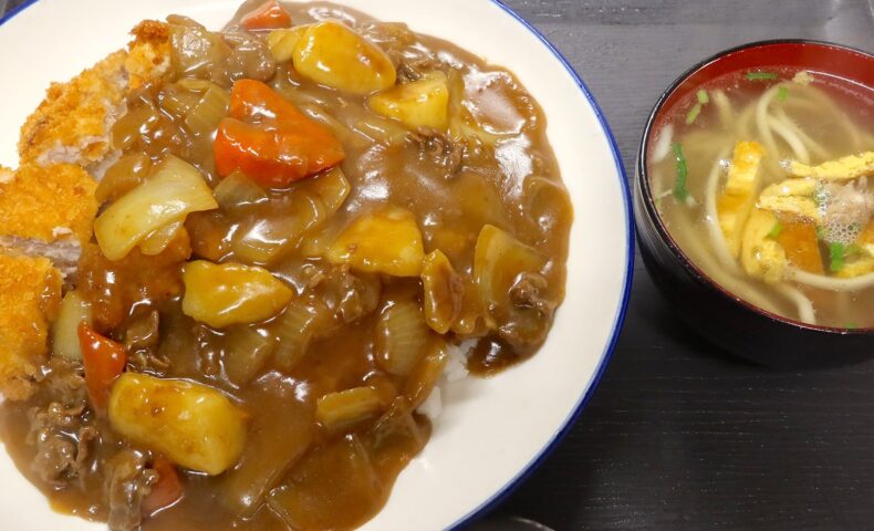 沖縄のローカル食堂「すずらん食堂」で具材ゴロゴロ、牛スジがうまいカツカレー