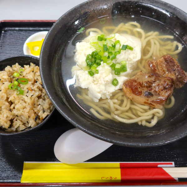 ゆし豆腐そば（700円）＋じゅうしぃ（100円）