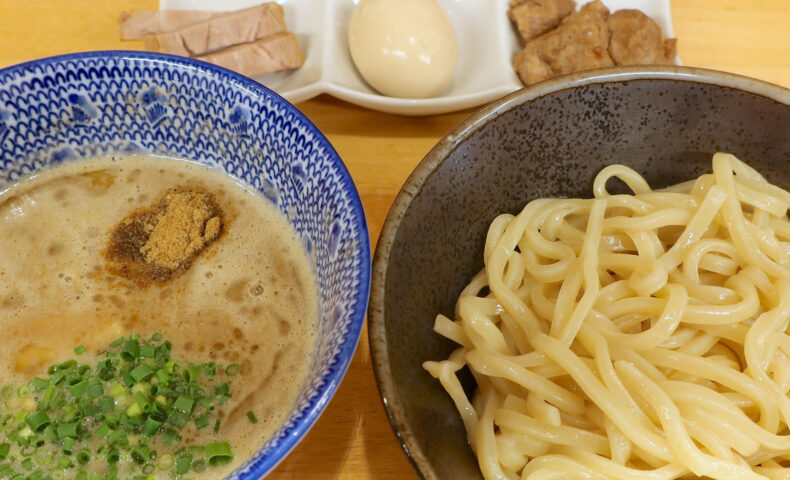 那覇・真嘉比「めん処 夢ノ弥」で特製濃厚豚骨魚介三代目つけ麺＋夢辛赤玉