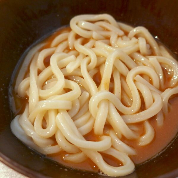 うどんを入れて…