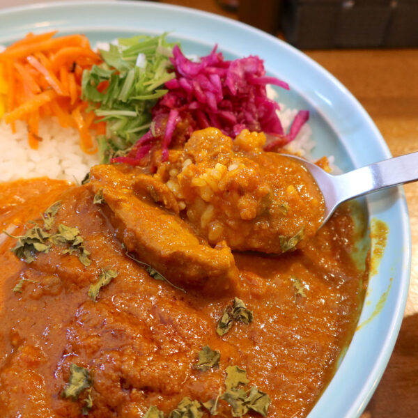 野菜と鶏の旨みで包み込んだまろやかチキンカレー