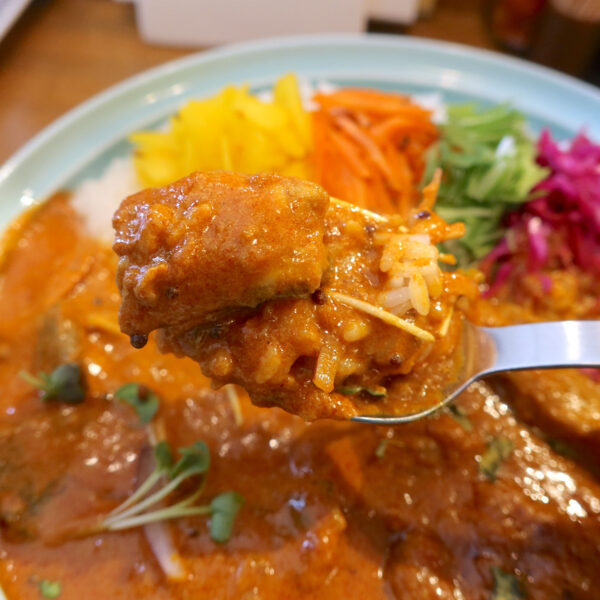 魚介の旨み際立つ鯖のココナッツトマトカレー