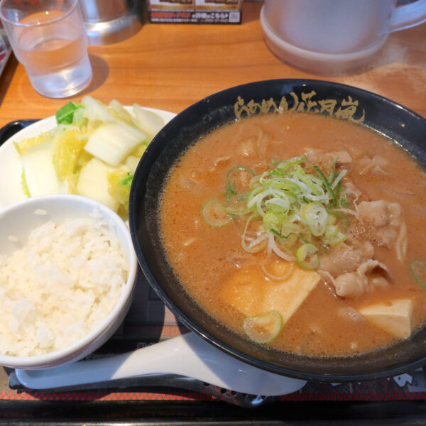 とん汁ラーメンたちばな ミニライスセット（990円）＋冬季限定トッピング・白菜（160円）