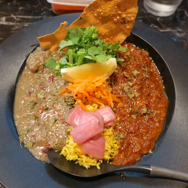 ポークビンダルー＆牡蠣のホワイトカレー＋パクチー（1,350円）