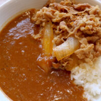 吉野家と SPICY CURRY 魯珈のコラボメニュー・肉だく牛魯珈カレーは結構スパイシーだった！