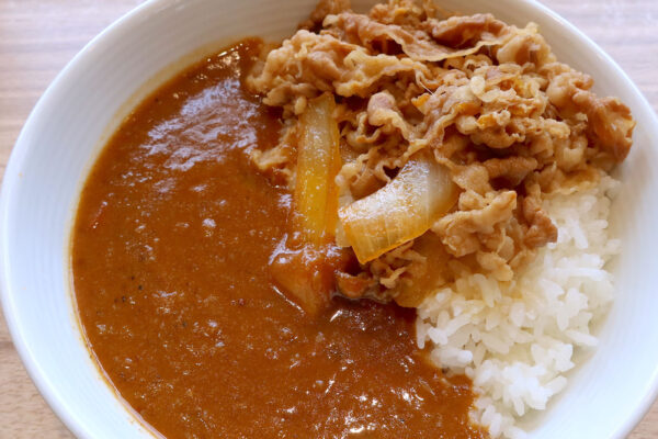 吉野家と SPICY CURRY 魯珈のコラボメニュー・肉だく牛魯珈カレーは結構スパイシーだった！