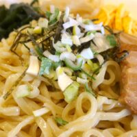 冬でもぷりぷり麺が美味しい「東江そば」の冷やし中華そば＆ミニじゅーしー