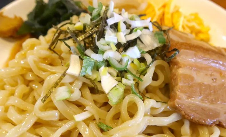 冬でもぷりぷり麺が美味しい「東江そば」の冷やし中華そば＆ミニじゅーしー