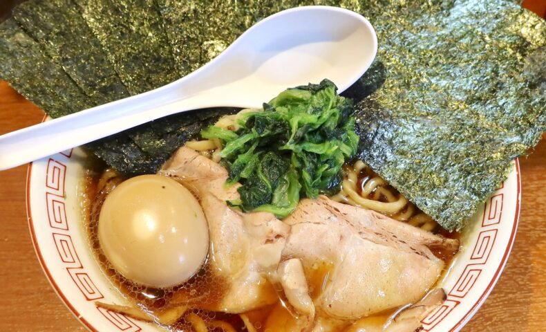 那覇・曙「麺処 みな家」の限定・生姜醤油らーめん 玉子付き 海苔増し