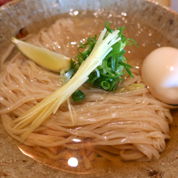 綺麗に盛り付けられた麺