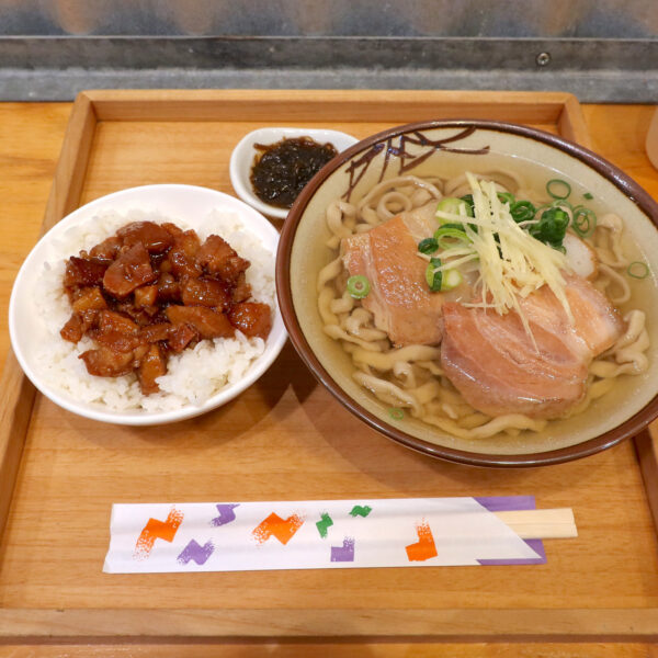 沖縄そば（800円）＋ごはん 油みそ付（200円）