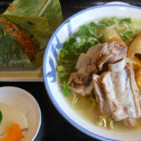 浦添「麺屋 ちばとぉ～んど」で桑ソーキそば＆月桃おこわ