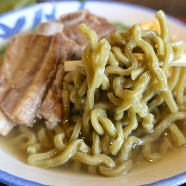 桑が練り込まれたムチムチ麺