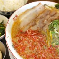 浦添「麺や 和楽」の潮騒（並）に味玉＋ニラ薬味のトッピング、ごはんも追加で二度うまい！