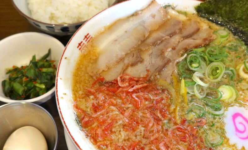 浦添「麺や 和楽」の潮騒（並）に味玉＋ニラ薬味のトッピング、ごはんも追加で二度うまい！