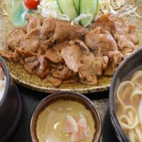 本島南部の人気食堂「よね食堂」で沖縄そば付きしょうが焼き定食