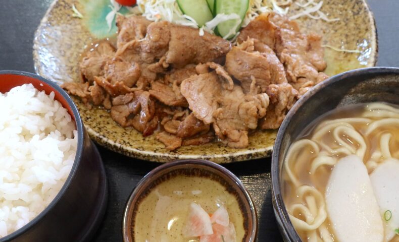 本島南部の人気食堂「よね食堂」で沖縄そば付きしょうが焼き定食