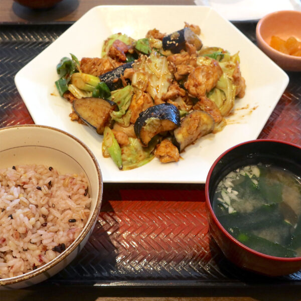 【無限！】しっとり鶏もも肉の回鍋肉（1,290円）