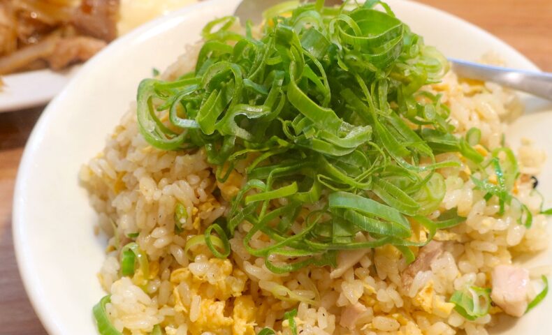 牧志「麺屋なりよし」のネギ盛りチャーハン＋焼肉皿で勝手に焼肉チャーハン