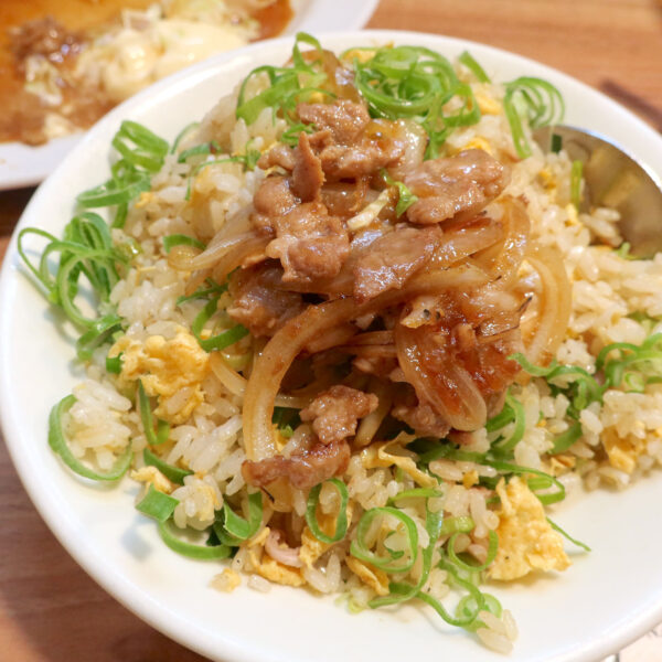 お肉をのせて、焼肉チャーハン