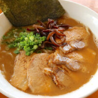 波の上のラーメン屋「らあめん 波蔵」で魚介らぁめん チャーシュートッピング