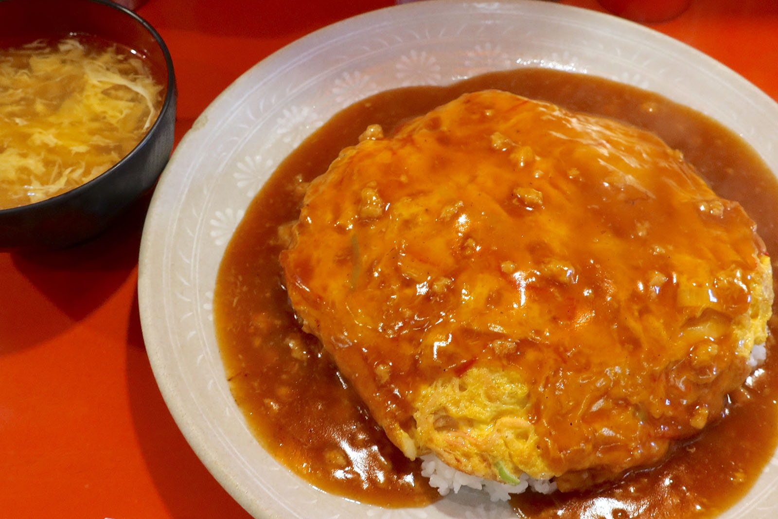 お腹にやさしいランチ4日目】まさかの「あけぼのラーメン」で天津丼