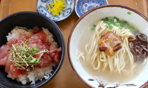 那覇「本家 亀そば 港町本店」で沖縄そば付きマグロの中落ち丼